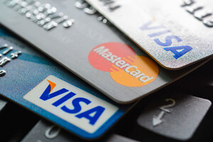 Visa и MasterCard повысят комиссии для владельцев банковских карт
