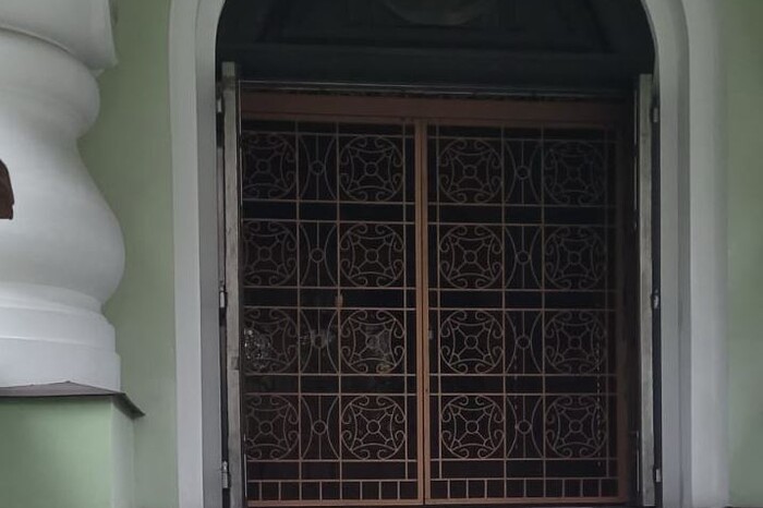 СБУ скинула російського царя Миколу II з воріт монастиря у Києві (фото)