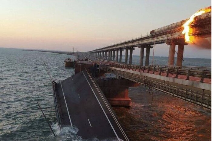 Росія терміново посилює захист Кримського моста: британська розвідка повідомила деталі