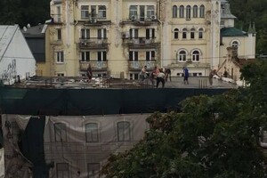 У Києві розбирають стародавній будинок на Андріївському узвозі (фото)