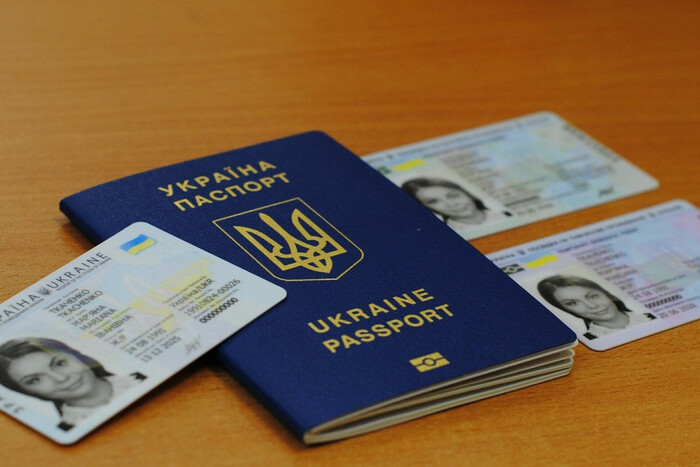 Юристы рассказали, когда украинцы обязаны заменить паспорт-книжечку на ID-карту