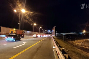 Рух Кримським мостом знову перекрито, повідомляють про атаку безпілотників