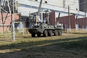 Оккупанты провели обучение с тяжелой техникой на территории Запорожской АЭС (видео)