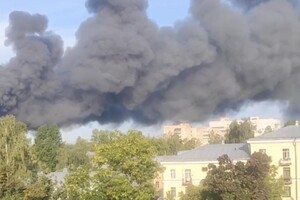 Санкт-Петербург затягло чорним димом: у місті масштабна пожежа (відео)