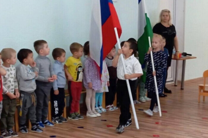 Воспитанников российских детсадов заставляют петь гимн и поднимать флаг (видео)