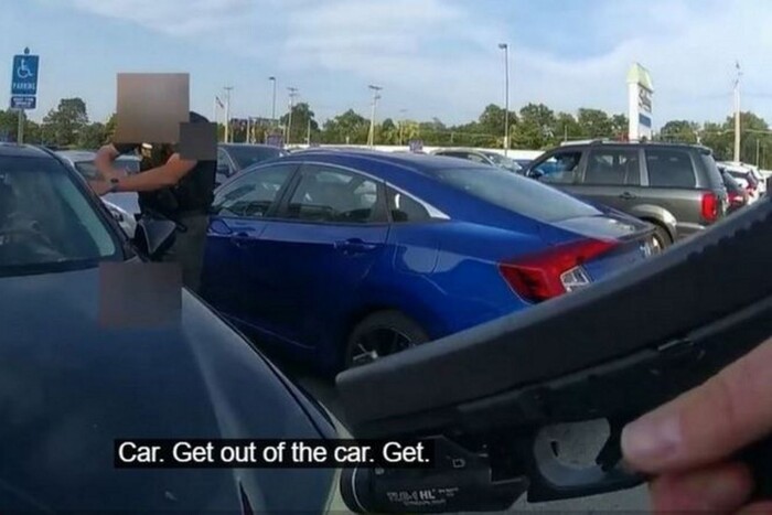 У США поліція застрелила вагітну жінку, яка відмовилася вийти з машини (відео)