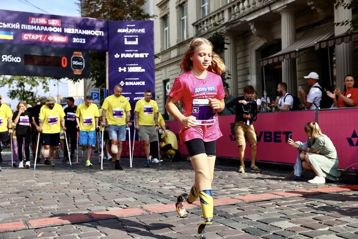 Дівчинка, яка втратила ноги після обстрілу Краматорська, пробігла півмарафон у Львові (фото)