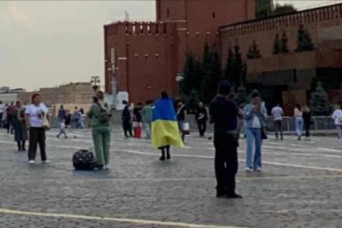 У Москві на Красній площі затримано активістку з прапором України (фото)