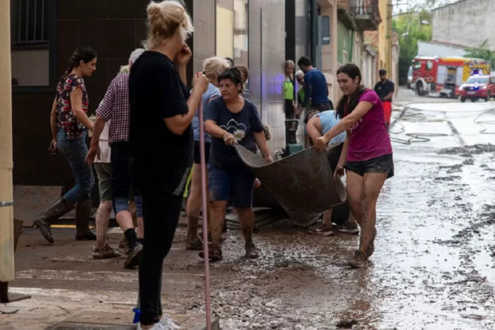 Потужні дощі та повінь в Іспанії: страшні наслідки негоди