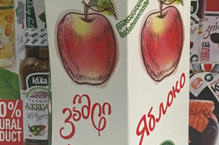 Грузинський виробник втрапив у скандал через російську мову на упаковках соку