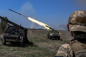 Военнослужащие 108-й отдельной бригады выпускают небольшие ракеты в сторону российских войск 19 августа 2023 года