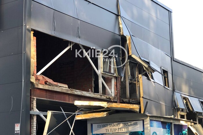 На Київщині уламки ракети пошкодили відновлений гіпермаркет, який росіяни розбомбили торік