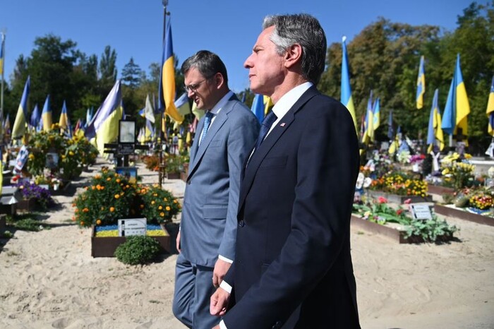 Блінкен вшанував пам'ять загиблих воїнів на Берковецькому кладовищі