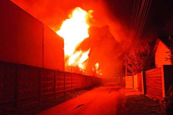 На складі під Москвою спалахнула масштабна пожежа (фото, відео)