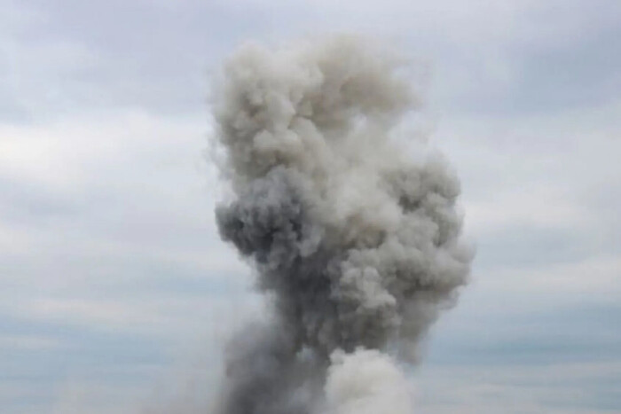 В Мариуполе раздаются громкие взрывы: россияне подняли авиацию
