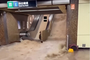 Самый большой за 100 лет ливень накрыл Гонконг: ужасные последствия (фото, видео)