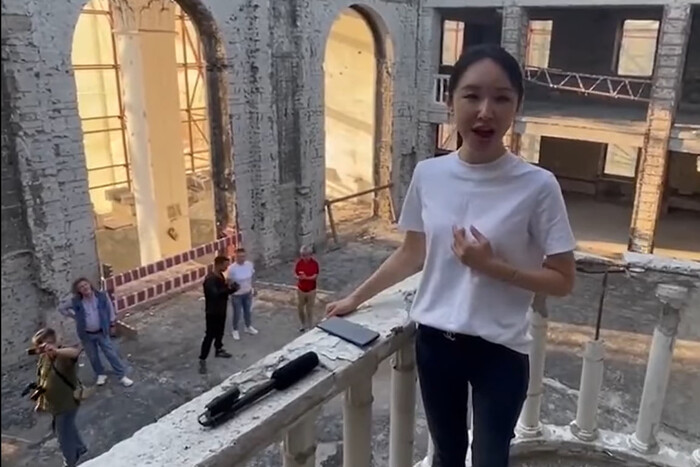 Співачка з Китаю виконала «Катюшу» на руїнах драмтеатру в Маріуполі: реакція МЗС