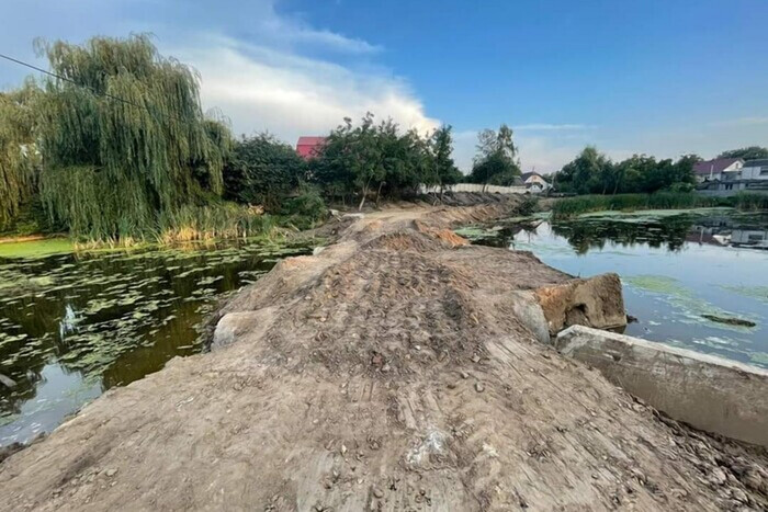 Скандал в сети: власти Киевщины засыпали озеро ради короткого пути к укрытию
