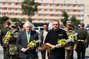 Борис Джонсон почтил память украинских защитников 