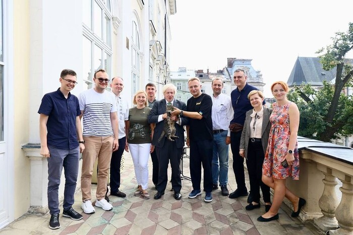 Борис Джонсон зустрівся із Котячим мером Львова: кумедне фото 