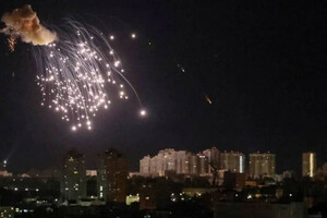Reuters показало фото ночной работы ПВО в Киеве. Воздушные силы отреагировали