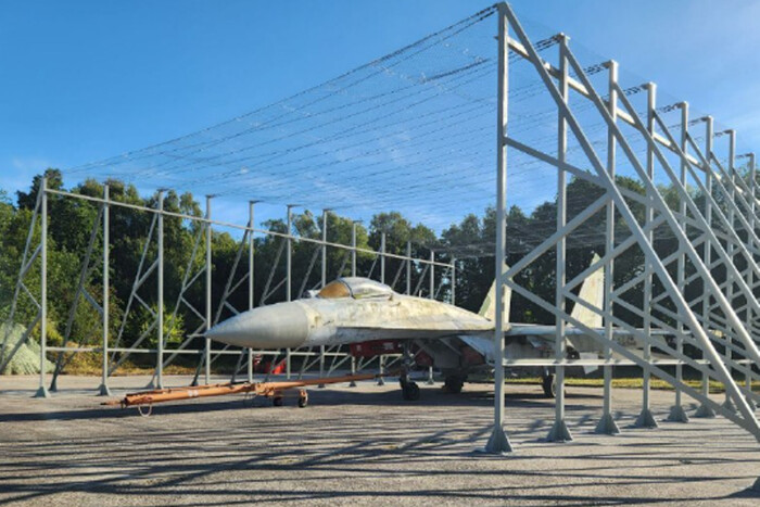 У РФ почали встановлювати дивні «ангари» для захисту літаків від дронів (фото)