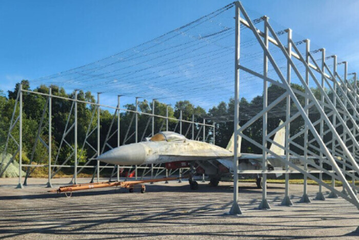 В РФ начали устанавливать странные «ангары» для защиты самолетов от дронов (фото)
