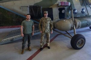 Володимир Зеленський та Кирило Буданов біля перегнаного із РФ Мі-8