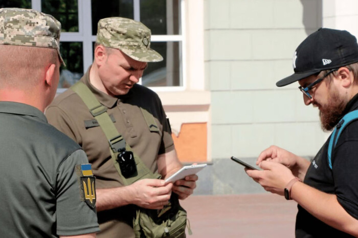 Массовая раздача повесток на улицах Украины: ТЦК назвали причину