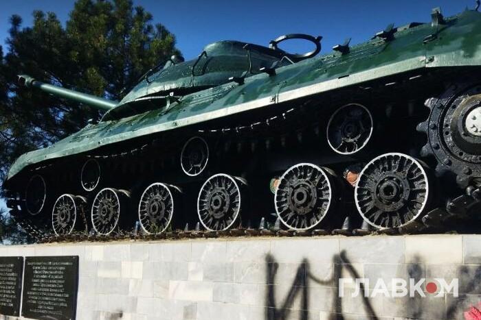 У Молдові невідомі залишили красномовний напис під монументом із російським танком (фото)