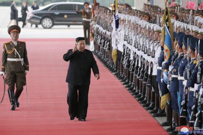 Із червоною доріжкою і парадом: як Кім Чен Ин від’їжджав до Путіна (фото)