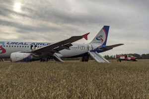 Російський літак здійснив аварійну посадку в полі