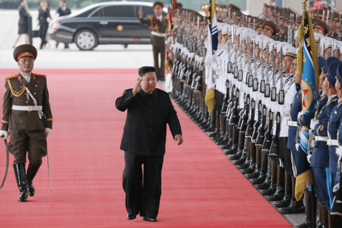 С красной дорожкой и парадом: как Ким Чен Ын приехал к Путину (фото)