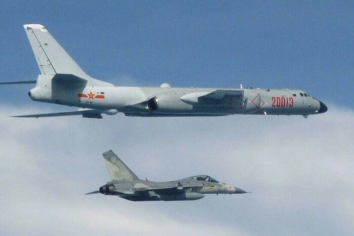 Тайвань заявив про майже 30 китайських військових літаків у своєму повітряному просторі