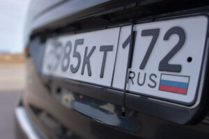 Країни Балтії заборонили вʼїзд на свою територію авто з російськими номерами