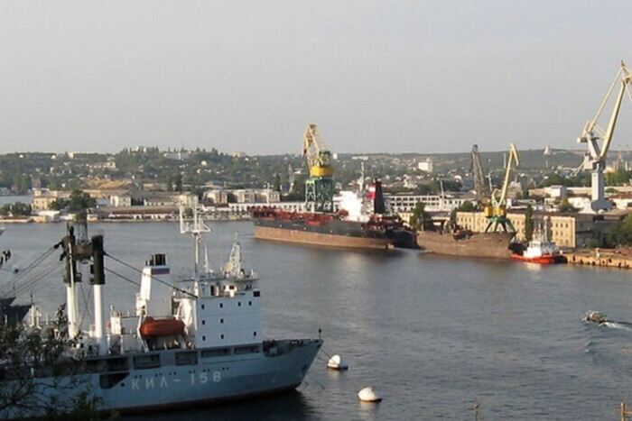 Атака на Севастополь: разведка подтвердила повреждение двух кораблей РФ (фото)