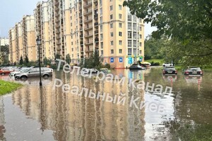 Машини у водяній пастці: столицю накрила потужна злива (відео)