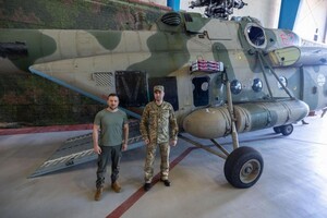 Володимир Зеленський та Кирило Буданов на фоні російського Мі-8