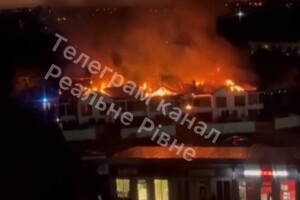 У Рівному масштабна пожежа: горять житлові будинки (відео)