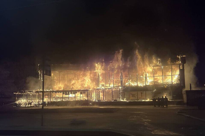 У Санкт-Петербурзі масштабна пожежа: горить торговий центр
