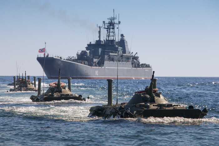 Росіяни забрали три великі десантні кораблі з Чорного моря в Азовське 