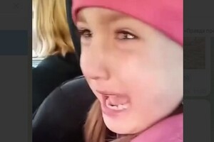 Відео, від якого розривається серце: дівчинка розплакалася перед руїнами свого дитсадка 
