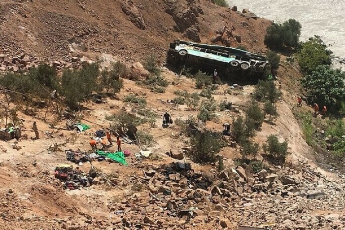 У Перу автобус зірвався у прірву: багато жертв