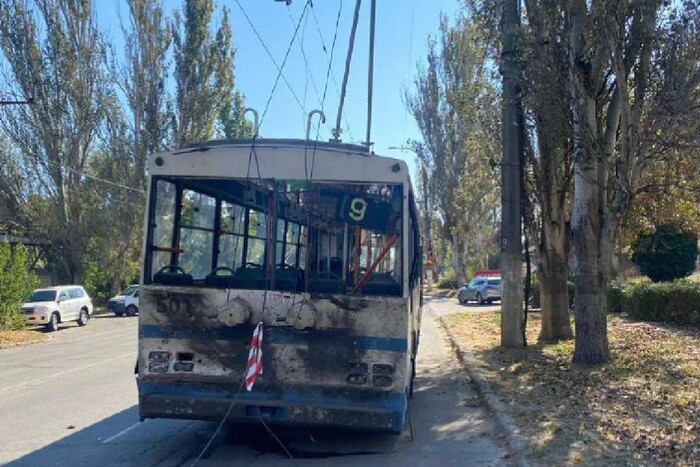 Загинув поліцейський, є поранені: окупанти обстріляли тролейбус у Херсоні (відео)