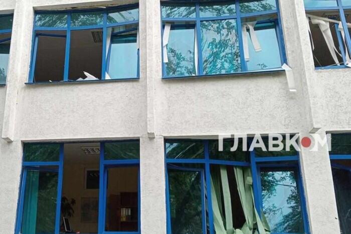 Выбиты окна, разбиты аудитории: в Киеве обломки ракеты повредили здание академии (фото)