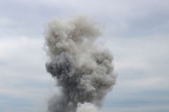 Вибухи у Севастополі: над бухтою здіймається дим