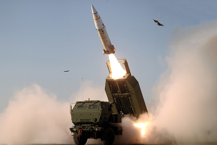 Байден пообещал Зеленскому небольшое количество ракет Atacms – СМИ
