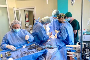 Львівські хірурги прооперували жінку з рідкісною пухлиною на сонній артерії