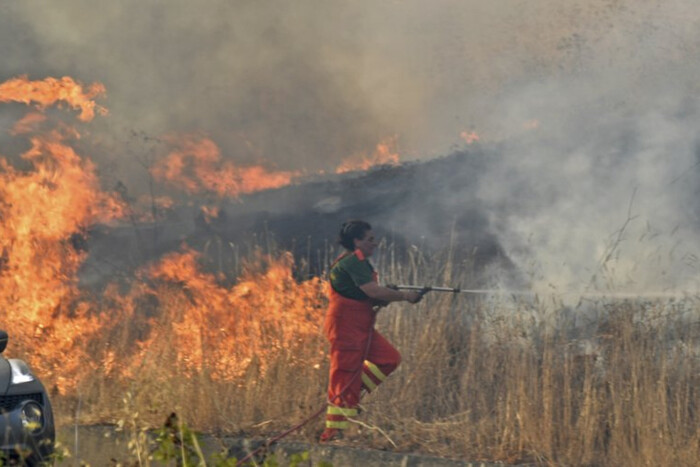 Популярний італійський острів потерпає від лісових пожеж: сотні людей евакуйовані 