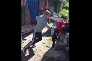 На Закарпатті підліток на камеру побив односельця перед друзями (відео)